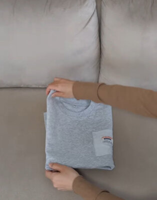 Tシャツを折り畳んでいる様子