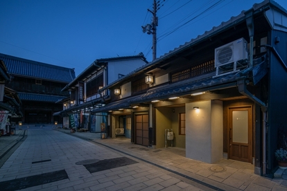 【薄暮の時の表参道棟と大通寺山門】都会とは全く異なる、街中とは思えないほど穏やかな時間が流れます