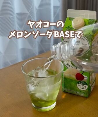 『メロンソーダ BASE』を入れたグラスに炭酸水を注ぐ様子