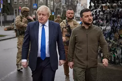 いち早くウクライナ支援を打ち出したイギリスは今もロシアの工作の主要ターゲット(左は侵攻開始当時の英ボリス・ジョンソン大統領、右はウクライナのゼレンスキー大統領)