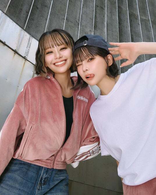 重盛さと美×礒部希帆が秋冬トレンドのベロア素材セットアップ＆厚底