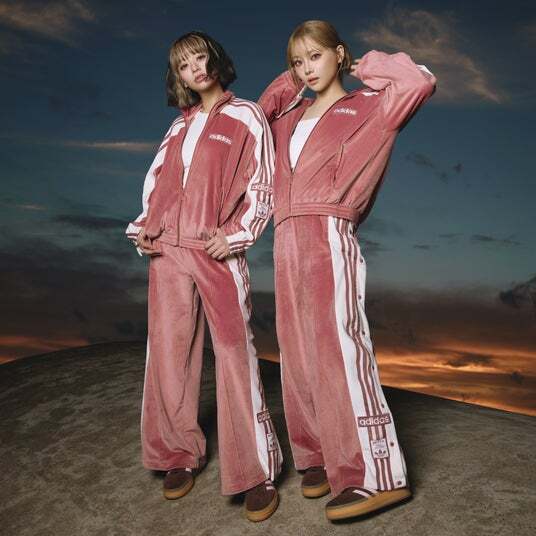 重盛さと美×礒部希帆が秋冬トレンドのベロア素材セットアップ＆厚底