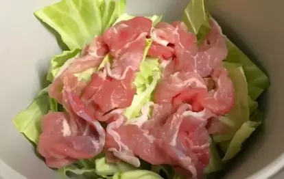 豚肉とキャベツを皿に入れた様子
