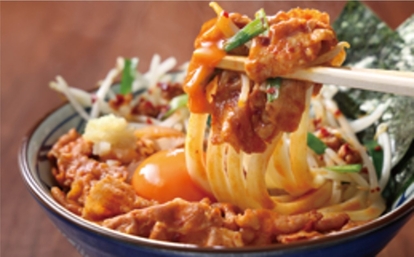 丸亀製麺「旨辛 肉盛りニラ玉ぶっかけうどん」