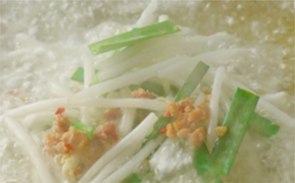 丸亀製麺「旨辛 肉盛りニラ玉ぶっかけうどん」