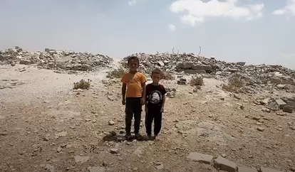 壊された学校の前に立つヨルダン川西岸のパレスチナ人の少年たち(撮影/川上泰徳)