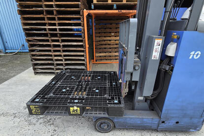 持ち上げて移動してヒョイって置くだけでしょ……なんてとんでもない! 資格取り立ての初心者が早速「フォークリフト」を動かしたらメチャクチャ難しかった