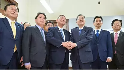 2025年度予算の成立後、石破首相の表敬を受ける、公明党の斉藤鉄夫代表(右から3番目)