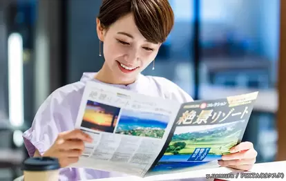 旅行の計画を立てる女性の写真