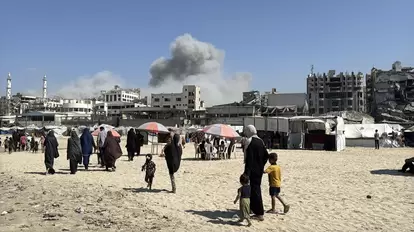 イスラエル軍はガザ地区の高層ビルを全て空爆破壊後、地上侵攻を開始した。目的はハマス根絶......(写真:ゲッティ=共同)