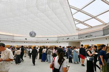 ぐるりとブースを備えた室内会場の様子