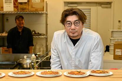 上:スパークリングとともに「月見ドリア 猪ミートソース」を。下:ヴィソンの立ち上げにも関わったという手島シェフ