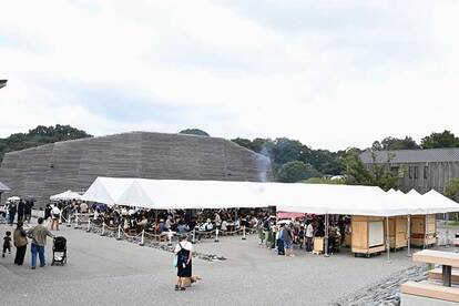 当日は9月末とは思えぬ暖かさ(暑いくらい!)。外の広大なテントや室内の会場には、今回のイベントに応募した多くの方々が「気軽に美食を楽しむ」姿がたくさん、見られました。