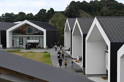 蔵が並ぶような和ヴィソンエリアの一角。『美醂 VIRIN de ISE』や『伊勢醤油本舗』などがある