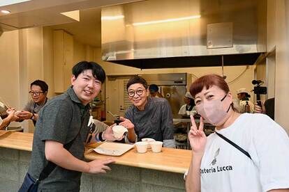 多くの人に撮影を求められる桝谷シェフ(中央)。来場者&スタッフの方と和やかに記念撮影