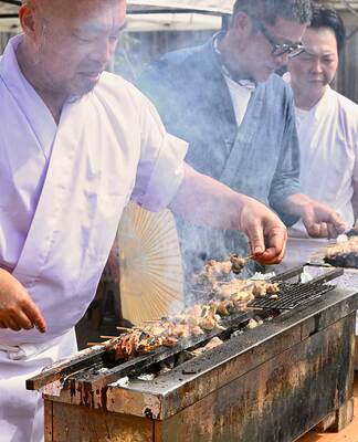 手前が『鳥しき』(東京・大崎)の池川シェフ、奥が『焼鳥 市松』(大阪)の竹田シェフ