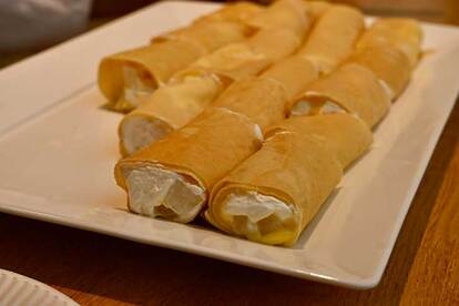 上:フリーランスパティシエ・向井聡美さんの見た目も可愛いスイーツ。下:『モンサンクレール』の梨のミルフィーユ。縦長に切られた梨のシャキシャキ感がダブルクリームのクレープとの相性抜群