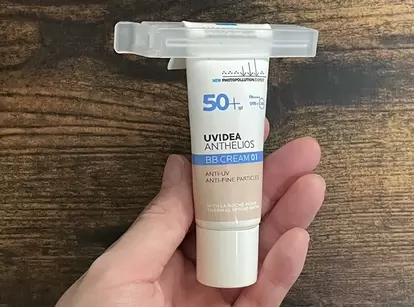 折り畳んだBBクリームの写真(撮影:grape編集部)