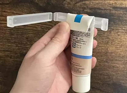 チューブを折り返す写真(撮影:grape編集部)