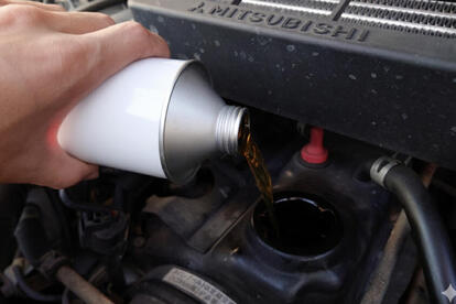 「なんかクルマからオイル漏れてるぞ」→「修理代も高いし漏れ止め剤なら数千円じゃん」……って安易に使うべからず! プロが漏れ止めを避けるワケ