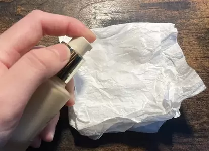 ファンデーションをキッチンペーパーに出す写真(撮影:grape編集部)