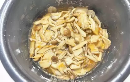 『炒めきのこの炊き込みご飯』を作る写真(撮影:エニママ)