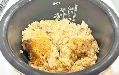『炒めきのこの炊き込みご飯』を作る写真(撮影:エニママ)