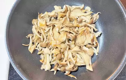 『炒めきのこの炊き込みご飯』を作る写真(撮影:エニママ)