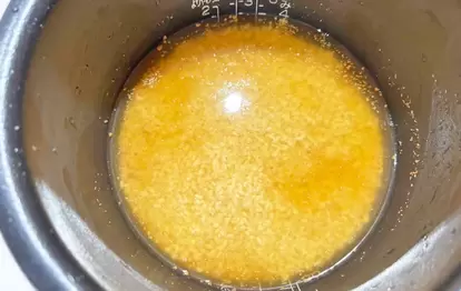 『炒めきのこの炊き込みご飯』を作る写真(撮影:エニママ)