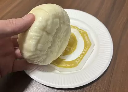 紙をはがした肉まんの写真(撮影:grape編集部)