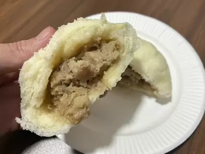 割った肉まんの写真(撮影:grape編集部)
