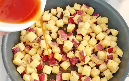 『サイコロおさつ』を作る写真(撮影:エニママ)