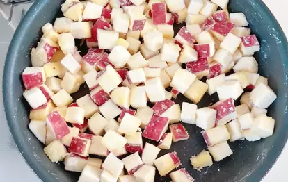 『サイコロおさつ』を作る写真(撮影:エニママ)