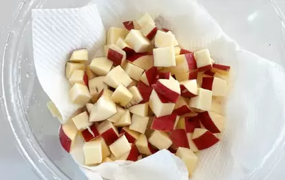 『サイコロおさつ』を作る写真(撮影:エニママ)