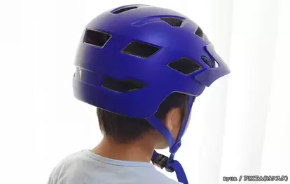 ヘルメットをかぶる男の子の写真