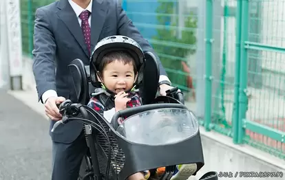 自転車に乗る子供と男性の写真