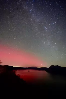 湖の上で観測されたオーロラと、天の川の写真