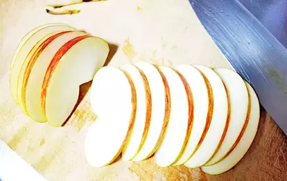 『りんごのチーズのせ』を作る写真(撮影:エニママ)