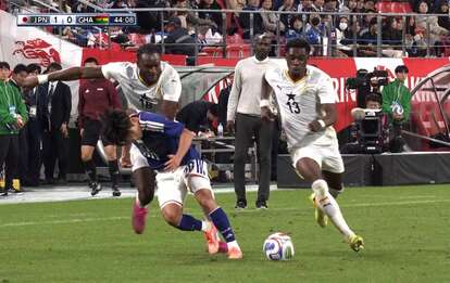 久保のドリブルをガーナDFはたまらずファウルで止めた