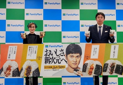 「ぼんご」の女将右近氏(左)とファミマ木内部長(右)