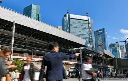 駅前にいるサラリーマンの写真
