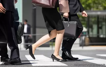 横断歩道を渡る女性の写真