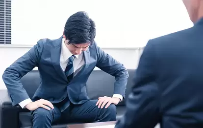 謝罪する男性の写真