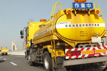 日本のクルマなのに「左ハンドル」って激レアじゃんか! しょっちゅう見かけるのに知らないことだらけな路面清掃車の中身