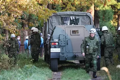 秋田県の要請を受けてクマ対策の任務に当たる陸上自衛隊員。だが法律上、クマの駆除は担えず、住民避難や周辺警戒が主な任務だ
