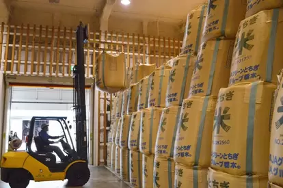 今年は新米の収穫量が多かったが価格は高止まりで売れ行きは鈍く、在庫量が増えている(写真はイメージ)