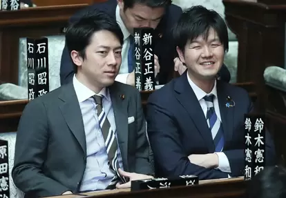 小泉前農相(左)が「消費者のほうを向いたコメ農政」への転換を目指して打ち出した改革案を、鈴木農相(右)が引き継ぐ気配はない