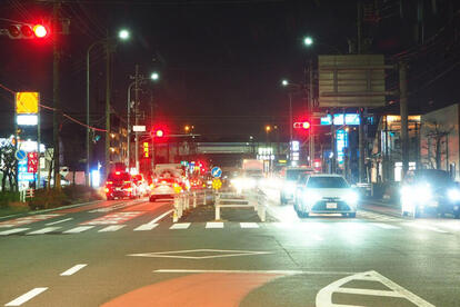 「なんかこの信号永遠に赤なんじゃねーの?」 信号機の変わるタイミングはどう決まる?