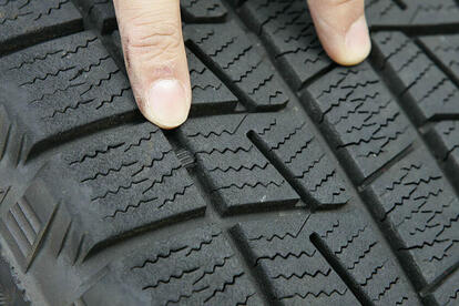 約8割の人が知らないってヤバいぞ! スタッドレスタイヤは「残溝1.6mm」の前に「プラットフォーム」が露出したら雪道走行はダメ!!