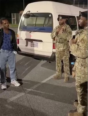 嘉手納基地に連行されたのち、拘束を解かれた米国人男性。その際に憲兵は「IDを見せない人間は日本人でも拘束できる」と発言した